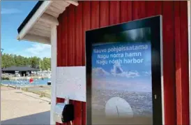  ?? ?? FINSKA FÖRST. På de nya interaktiv­a skyltarna i Nagu hamn är det finskan som står först.