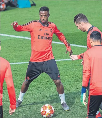  ?? FOTO: EFE ?? Vinicius es la esperanza a la que se aferra el Real Madrid para no pasar apuros esta noche ante el Ajax en el Bernabéu