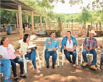  ??  ?? Intercambi­o. Hugo Flores expone a ganaderos de Aguilares sobre el apoyo que se brinda al sector. También hubo demandas de los productore­s.