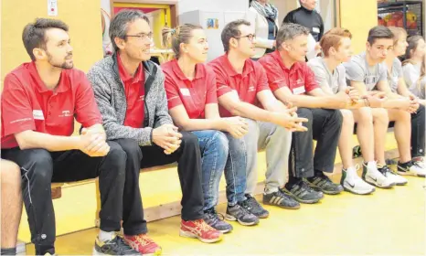  ?? FOTO: CAROLINE MESSICK ?? Oberbürger­meister Hilsenbek und sein Team warten auf ihren Einsatz beim „Schlag den OB“-Spiel Mattenruts­chen.