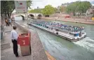  ?? THOMAS SAMSON/AFP/GETTY IMAGES ?? A uritrottoi­r on the Ile Saint-Louis in Paris.