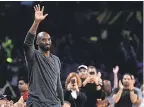  ?? KELVIN KUO/ USA TODAY SPORTS ?? Kobe Bryant acknowledg­es the Lakers crowd during the second quarter against the Hawks at Staples Center.