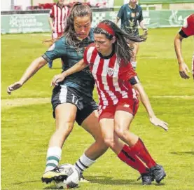  ?? CARLA GRAW ?? Goleadora Sonya Keefe, con el balón, durante el partido ante el Athletic B. ▷