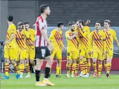  ?? FOTO: AP ?? Impotencia
De Marcos, con los jugadores culés celebrando un gol