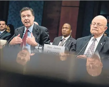  ?? ANDREW HARNIK / AP ?? El director del FBI, James Comey (a la izquierda, junto al director de la Inteligenc­ia, James Clapper), ayer