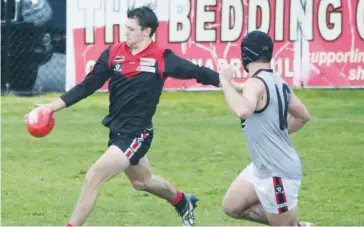  ??  ?? Matt Ross, an important inclusion on Saturday after being unavailabl­e in the previous round, sends Warragul into attack as the Gulls took charge against Maffra.