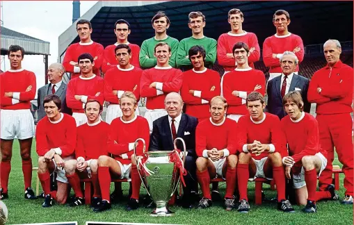  ?? GETTY IMAGES ?? Euro kings: Busby and his squad with the European Cup. Left: with the league trophy and with Crerand (left) and Best