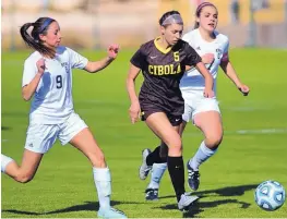  ?? JOURNAL ?? Cibola’s Jasmine Marwan (5) tries to outpace Rio Rancho’s Kayla Montoya (9) and Shelby Garner during a match last year. Marwan and Montoya are returning for their respective teams.