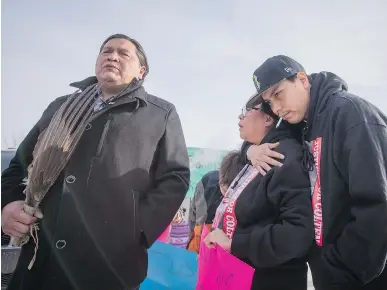 ?? MATT SMITH/THE CANADIAN PRESS ?? Alvin Baptiste, Colten Boushie’s uncle, stands with Colten’s mother Debbie Baptiste and brother Jace Boushie as demonstrat­ors gathered outside the courthouse in North Battleford, Sask., on Saturday.