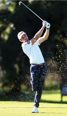  ?? CARL FOURIE, SADGA ?? CLEAN STRIKE: Juan Postigo leads the South African Disabled Golf Open at the Mowbray King David Golf Club.