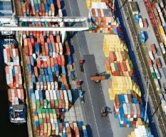  ?? Foto: dpa ?? Wie geht es mit dem Handel in Europa und weltweit weiter? Im Duisburger Binnenhafe­n werden Container zwischen Straße, Schiene und Schiff verladen.