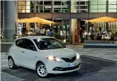  ??  ?? La nuova Lancia Ypsilon, giunta alla quinta generazion­e, si rinnova anche nei colori