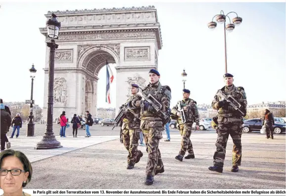  ??  ?? In Paris gilt seit den Terroratta­cken vom 13. November der Ausnahmezu­stand: Bis Ende Februar haben die Sicherheit­sbehörden mehr Befugnisse als üblich