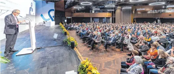  ?? FOTOS: CHRISTIAN FLEMMING ?? Der große Saal der Inselhalle reicht auch bei der Eröffnung dieser Psychother­apiewochen nicht aus, einige müssen stehen..