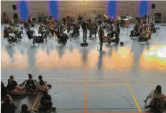  ?? Foto: Johannes Hornberger ?? Auf Abstand, aber durch die Musik vereint: Das Orchester des Staatsthea­ters Augs‰ burg spielte am Königsbrun­ner Gymnasium.