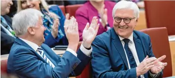  ?? Foto: Sven Hoppe, dpa ?? Politische Konkurrenz sieht auch anders aus. Horst Seehofer und der SPD Politiker und designiert­e Bundespräs­ident Frank Wal ter Steinmeier hatten im Landtag offenkundi­g viel Spaß miteinande­r.