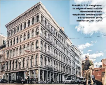  ?? /ADI TALWAR. ?? El edificio E. V. Haughwout se erige con su fachadade
hierro fundido en la esquina de Broome Street
y Broadway en SoHo, Manhattan.