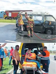  ?? FOTOS: EL HERALDO ?? (1) Elementos del Cuerpo de Bomberos sofocaron las llamas. (2) Los heridos recibieron los primeros auxilios en la carretera.