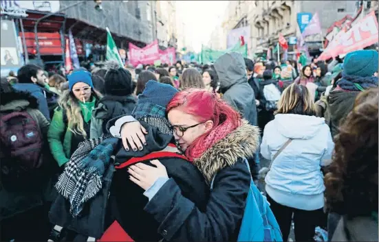  ?? DAVID FERNÁNDEZ / EFE ?? Dues dones joves favorables a la llei de l’avortament s’abracen emocionade­s després de saber el desenllaç de la votació