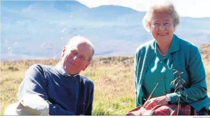  ?? SHUTTERSTO­CK ?? Distendida estampa de Isabel II y su esposo, el duque de Edimburgo, compartien­do una de sus pasiones: la naturaleza.