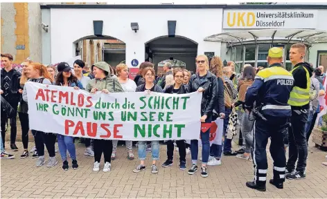  ?? FOTO: NICOLELANG­E ?? Streikende an der Uniklinik Düsseldorf