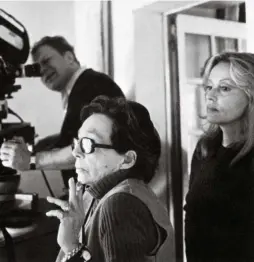  ??  ?? Sur le tournage de Nathalie Granger,
avec l’auteure et réalisatri­ce Marguerite Duras (1972)