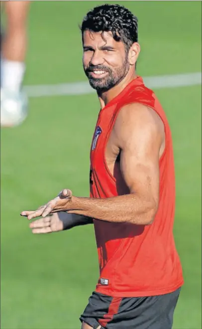  ??  ?? Diego Costa, sonriente, en un entrenamie­nto del Atlético.