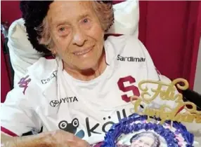  ?? CORTEsÍA ?? Doña Cecilia Núñez celebró su cumpleaños 94 desde el sábado, siempre acompañada de sus colores favoritos.
