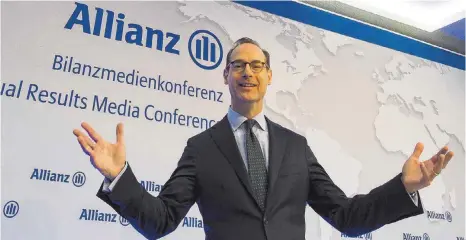  ?? FOTO: DPA ?? Allianz-Vorstandsv­orsitzende­r Oliver Bäte bedankt sich bei seinen Kunden. Schließlic­h zahlten sie auch sein Gehalt.