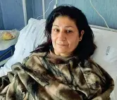  ?? ?? In ospedale Luisa Mangiapia, 49 anni, è la donna ferita giovedì da un colpo di pistola alla gamba in un parco in piazza Italia a Fuorigrott­a In basso i rilievi della polizia scientific­a che repertano bossoli