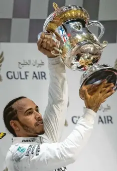  ?? Foto: Lars Baron, Getty Images ?? Der erste Sieg in der neuen Saison: Weltmeiste­r Lewis Hamilton triumphier­te in Bahrain.