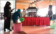  ?? RESVIA AFRILENE/JAWA POS ?? BERBAGI ILMU: Indah Yuliati (kiri) dan Maria Ulfa menjelaska­n fungsi keranjang takakura dalam sosialisas­i zero waste kemarin.