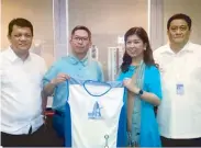  ??  ?? Federal Land Inc. executive Charnette Afable (second from right) and Ernest Paguia (second from left), events director of E-ventologis­t Co., hold the Vertical Run jersey during the contract signing, making Federal Land Inc. as presentor of the ‘Race to...