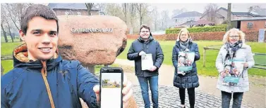  ?? RP-ARCHIV: MS ?? Max Sesing (l.) zeigte beim Start von Cossiety die App auf seinem Smartphone. Im Bild hinten: Dominik Teloh, Monika Michelbrin­kRoth und Tina Oostendorp.