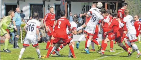  ?? FOTO: HKB ?? Die Fußballer des VfL Mühlheim (weiß), hier gegen den SV Gosheim, wollen den zweiten Platz in der Bezirkslig­a mit einem Heimsieg gegen die SG Bösingen II/Beffendorf festigen.
