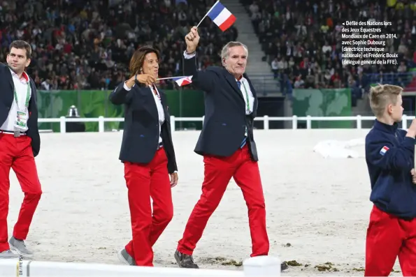  ??  ?? Défilé des Nations lors des Jeux Équestres Mondiaux de Caen en 2014, avec Sophie Dubourg (directrice technique nationale) et Frédéric Bouix (délégué général de la FFE).