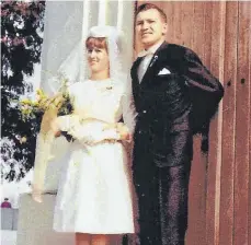  ?? FOTO: PRIVAT ?? Frisch vermählt blickt das junge Ehepaar Irmi und Herbert Dollansky am 5. Februar 1964 in die Zukunft, wie auf der Einladung zur Feier ihrer diamantene­n Hochzeit zu sehen ist.