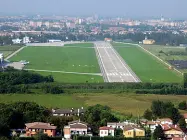  ??  ?? La pista Una panoramica dell’aeroporto Allegri di via Sorio. I militari lo lasceranno entro la fine dell’anno