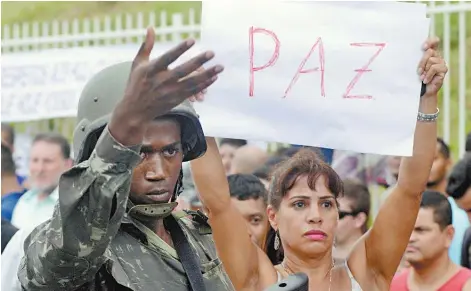  ?? | FOTOS: CHICO GUEDES/METRO ES ?? Manifestan­tes pedem paz e mais segurança nas ruas do Estado. Exército precisou controlar manifestan­tes