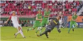  ?? FOTOS: DIETER WIECHMANN, IMAGO (2) ?? Und beim 2:2 in Augsburg muss Yann Sommer gegen Jonathan Schmid retten.