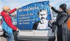  ?? FOTO: DPA ?? Deutschlan­dweit riefen gestern Unterstütz­er von Deniz Yücel zu Autokorsos auf – wie hier in Yücels Geburtssta­dt Flörsheim (Hessen).