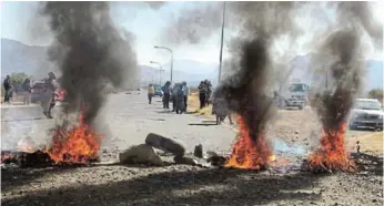  ?? Picture: ANDISA BONANI ?? SEEKING GOVERNMENT ATTENTION: Queensview Park residents barricaded Fincham s Neck towards Roydon Game Reserve with burning tyres and tree trunks on Monday, saying they were trying to get the mayor's attention