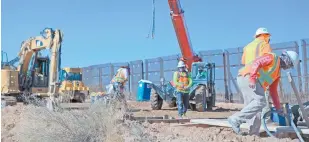  ??  ?? Obreros cerca del muro en Ciudad Juárez, Chihuahua, el 12 de enero. La migración será uno de los temas prioritari­os entre México y EU, con la administra­ción de Joe Biden, dicen especialis­tas.