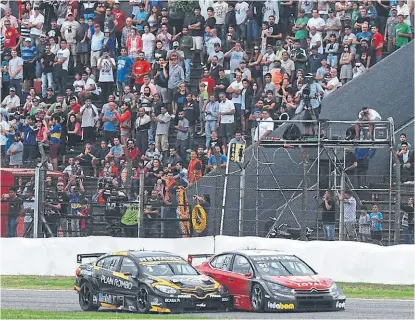  ?? Prensa super tc2000 ?? Pernía y urcera sostuviero­n una batalla de dos giros que marcó el desarrollo