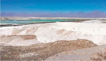  ??  ?? ► Salar de Atacama, donde SQM explota el litio.