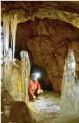  ?? Foto: dpa ?? Für diese Eiszapfen in der Höhle interes sieren sich gerade Forscher.