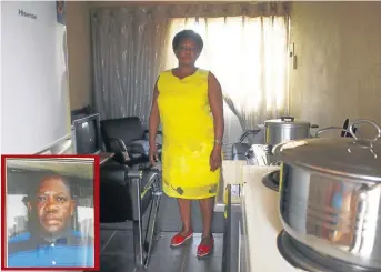  ?? / Kabelo Mokoena ?? Elizabeth Mapanzela the sister of the deceased, Simon Madiehe, insert, inside the house of their brother in Potchefstr­oom.
