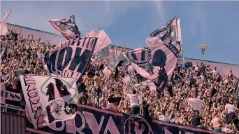  ?? GETTY ?? Entusiasmo La curva dei tifosi del Palermo: il popolo rosanero non ha mai fatto mancare il suo sostegno