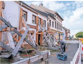  ?? FOTO: W. WALTER ?? im Bereich des nach einem Wasserscha­den abgestützt­en Gebäudes vorn wurden in den vergangene­n Wochen mehrere Untersuchu­ngen. nun wird es abgerissen Ins Haus hinten kehrt danach Michaela Pfeiffer zurück.