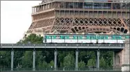  ?? GONZALO FUENTES / REUTERS ?? An elevated Paris Metro passes over a bridge next to the EiffelTowe­r in Paris.